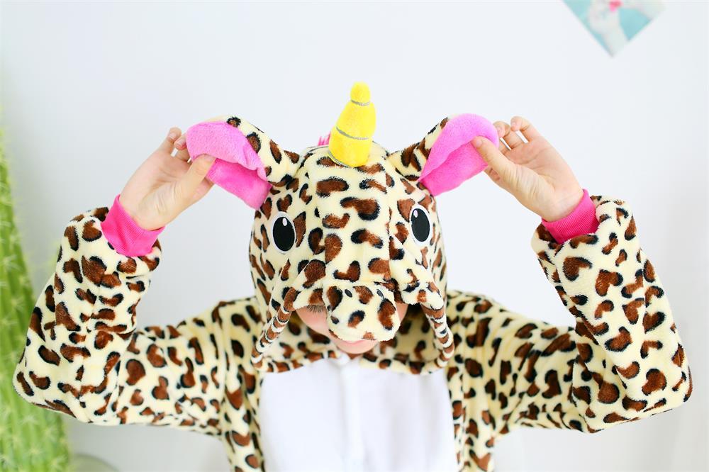 Подари пижаму. Девочка в леопардовой пижаме. Леопардовый Единорог. Платье с пятнами жирафа. Радужный леопард в одежде.